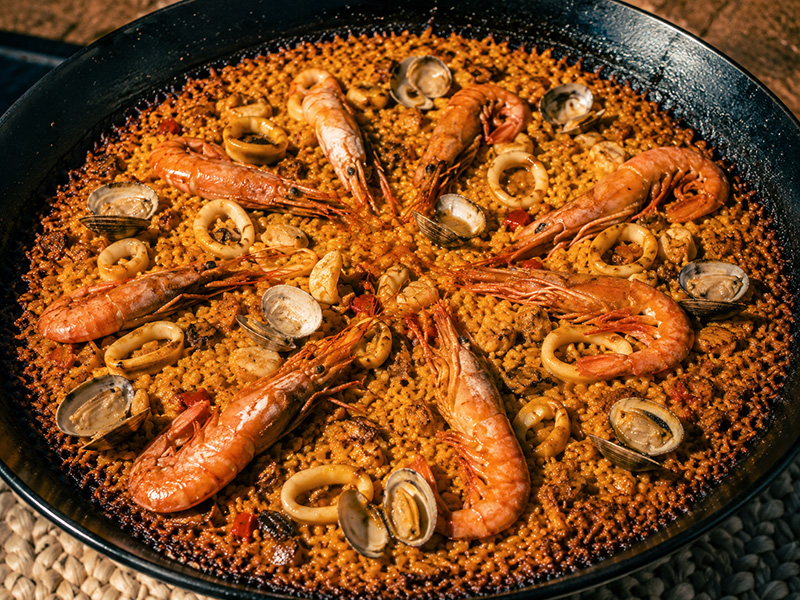 Paella de marisco con langostinos y almejas