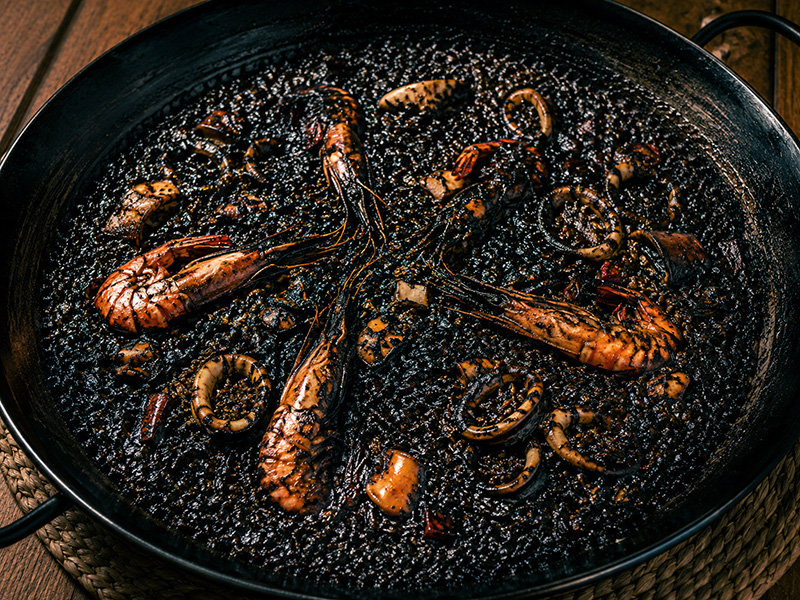 Paella negra con sepia y tinta